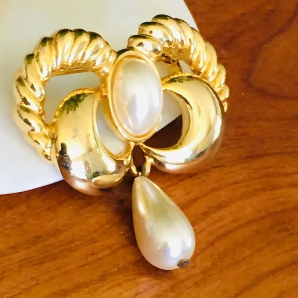 Vintage Pearl Dangle Brooch Ornate Art Deco Silver Shiny 4283